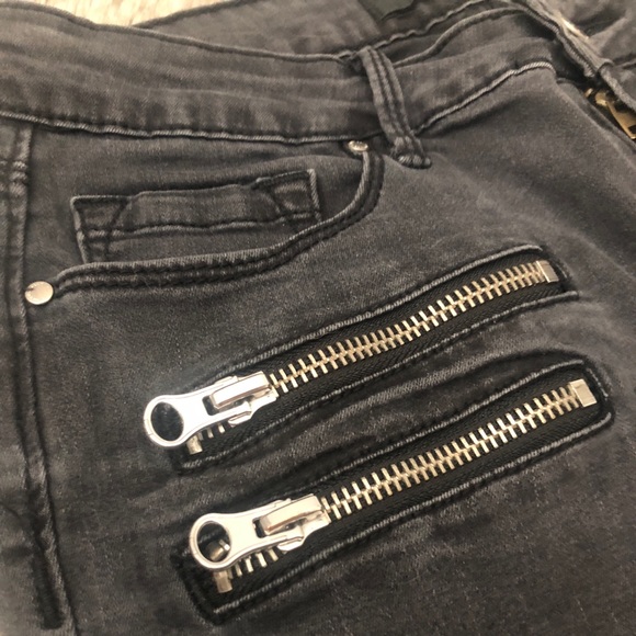 Bullhead Denim Co. Black Skinny Mid-Rise Jeans - Picture 4 of 9